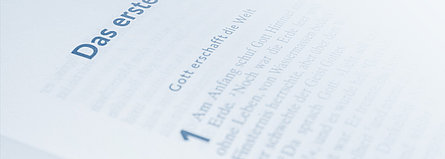 Nahaufnahme einer Bibel. Gezeigt werden einige Zeilen des ersten Buch Mose.